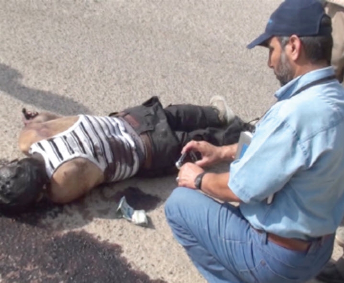 عامر القیسی (سمت راست) نماینده سازمان ملل در استان دیالی در اشرف - ۱۰شهریور ۱۳۹۲