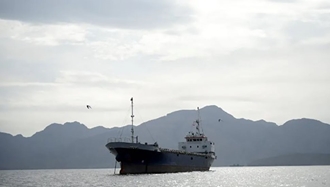 یک کشتی در تنگه هرمز در سواحل عمان 