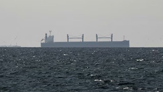 یک کشتی باری در خلیج‌فارس، نزدیک تنگه هرمز