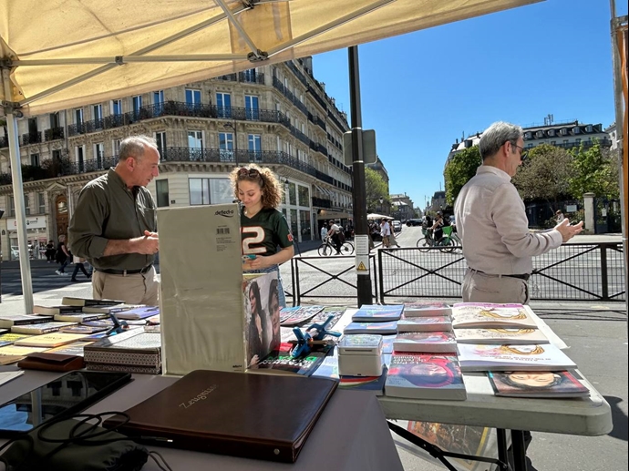 پاریس - میز کتاب هواداران مجاهدین خلق و نمایشگاه عکس سربداران مجاهد و شورشگران - ۱۹فروردین ۱۴۰۵ پاریس - میز کتاب هواداران مجاهدین خلق و نمایشگاه عکس سربداران مجاهد و شورشگران - ۱۹فروردین ۱۴۰۵