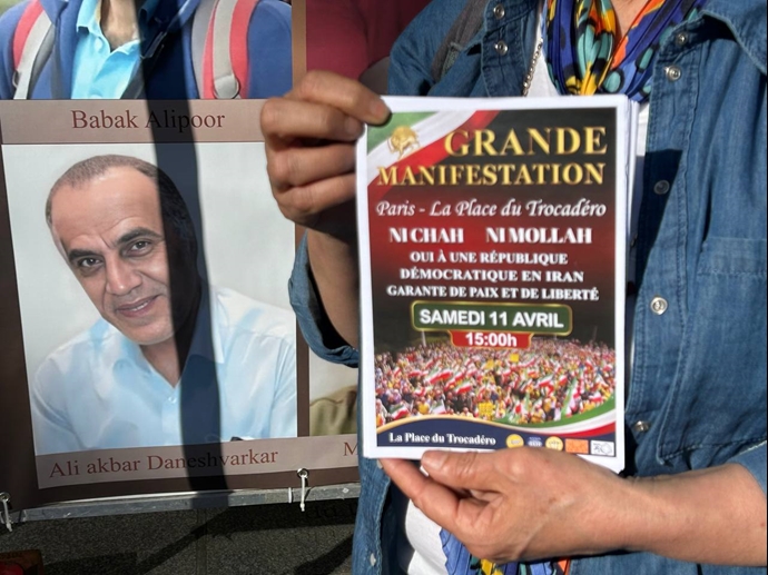 پاریس - میز کتاب هواداران مجاهدین خلق و نمایشگاه عکس سربداران مجاهد و شورشگران - ۱۹فروردین ۱۴۰۵ پاریس - میز کتاب هواداران مجاهدین خلق و نمایشگاه عکس سربداران مجاهد و شورشگران - ۱۹فروردین ۱۴۰۵