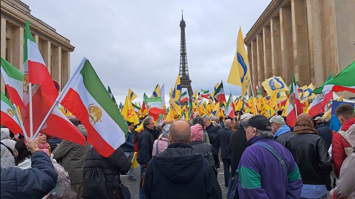 تظاهرات بزرگ ایرانیان در پاریس در محکومیت اعدام مجاهدان قهرمان و شورشگران دلیر - ۲۲ فروردین ۱۴۰۵