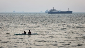 کشتی‌ها در نزدیکی خط ساحلی بندرعباس، شهری بندری در امتداد خلیج‌فارس و تنگه هرمز، لنگر انداخته‌اند. عکس: گتی ایمیجز