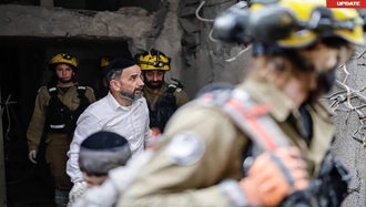 مردی که در کنار امدادگران راه می‌رود، پس از حمله رژیم ایران به بنی براک در مرکز اسراییل، خسارات وارده به محل حادثه را بررسی می‌کند (خبرگزاری فرانسه). 