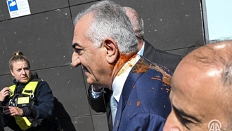 پرتاب رب گوجه به بچه شاه در برلین