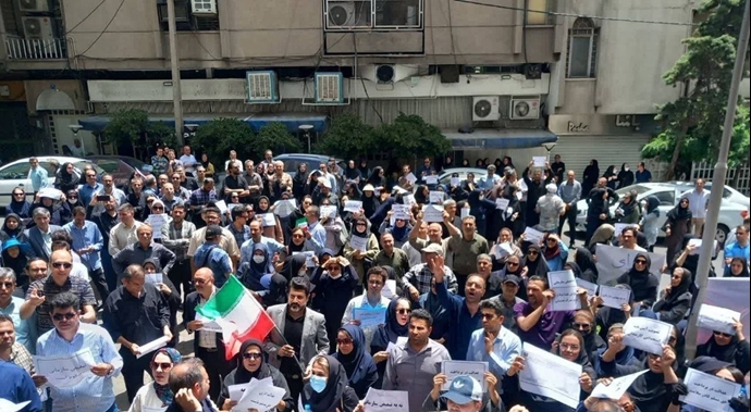 تجمع اعتراضی کارکنان بهداشت و درمان مقابل سازمان اداری و استخدامی