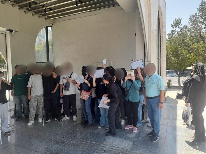 تجمع اعتراضی دانش‌آموزان در تهران 