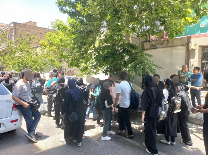 تجمع اعتراضی دانش‌آموزان در تهران 
