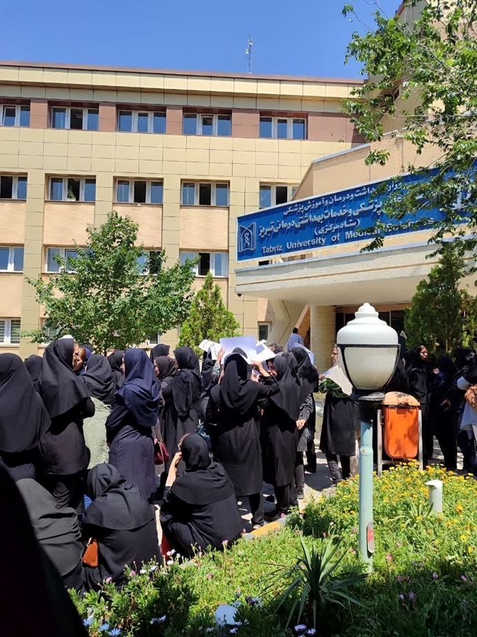 تجمع اعتراضی کارکنان مرکز بهداشت تبریز در اعتراض به تبعیض حقوقی