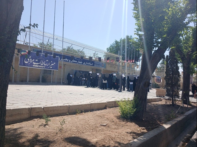 تجمع دانشجویان مقابل استانداری شهرکرد تجمع دانشجویان مقابل استانداری شهرکرد