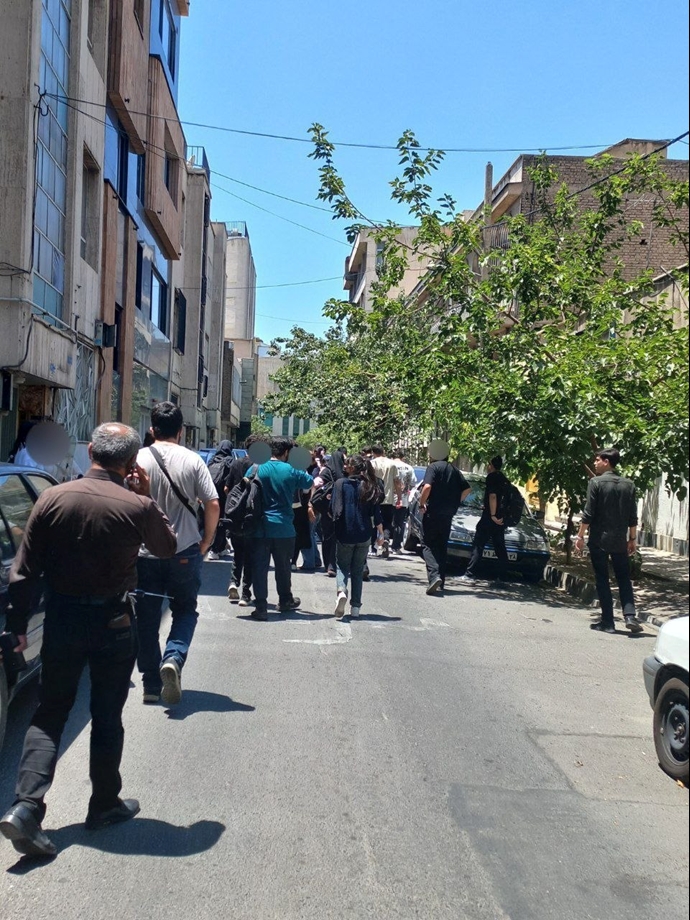 تجمع اعتراضی دانش‌آموزان در تهران 