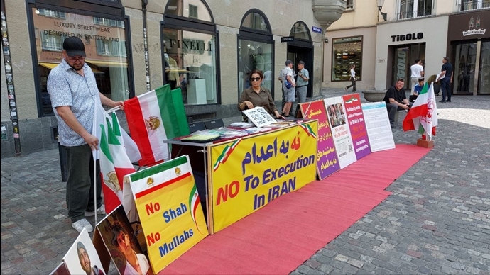 زوریخ سوئیس- برگزاری میز کتاب توسط هواداران سازمان مجاهدین زوریخ سوئیس- برگزاری میز کتاب توسط هواداران سازمان مجاهدین
