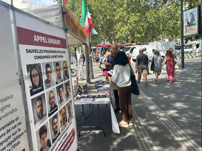 پاریس - برگزاری میز کتاب توسط هواداران سازمان مجاهدین در همبستگی با شهیدان قیام - اول مرداد ۱۴۰۵ پاریس - برگزاری میز کتاب توسط هواداران سازمان مجاهدین در همبستگی با شهیدان قیام - اول مرداد ۱۴۰۵