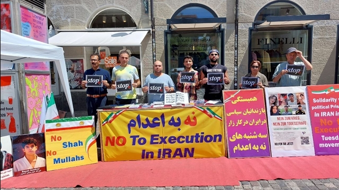 زوریخ سوئیس- برگزاری میز کتاب توسط هواداران سازمان مجاهدین زوریخ سوئیس- برگزاری میز کتاب توسط هواداران سازمان مجاهدین