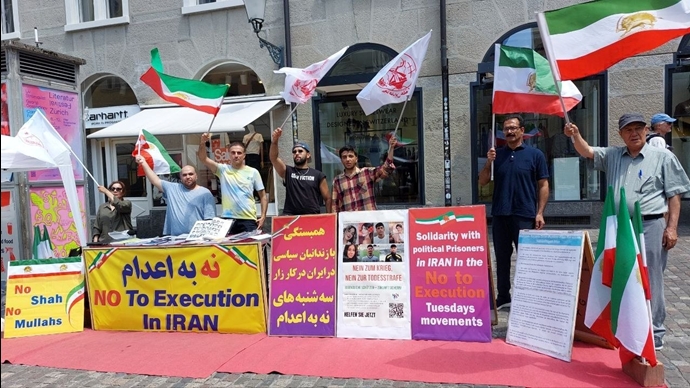 زوریخ سوئیس- برگزاری میز کتاب توسط هواداران سازمان مجاهدین زوریخ سوئیس- برگزاری میز کتاب توسط هواداران سازمان مجاهدین