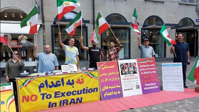 زوریخ سوئیس- برگزاری میز کتاب توسط هواداران سازمان مجاهدین زوریخ سوئیس- برگزاری میز کتاب توسط هواداران سازمان مجاهدین