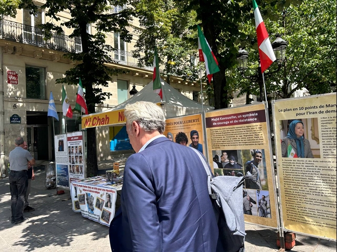 پاریس - برگزاری میز کتاب توسط هواداران سازمان مجاهدین در همبستگی با شهیدان قیام - اول مرداد ۱۴۰۵ پاریس - برگزاری میز کتاب توسط هواداران سازمان مجاهدین در همبستگی با شهیدان قیام - اول مرداد ۱۴۰۵