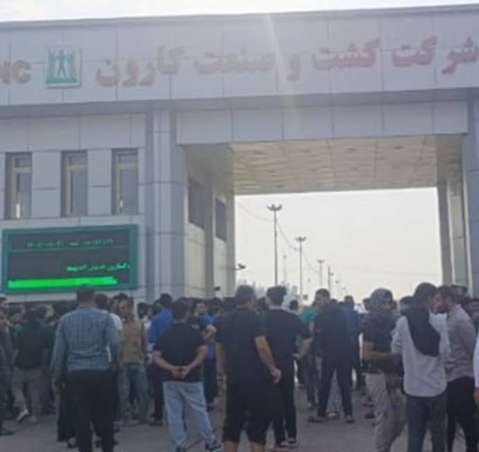 شوشتر؛ تجمع صدها جوان جویای کار مقابل شرکت کشت و صنعت کارون شوشتر؛ تجمع صدها جوان جویای کار مقابل شرکت کشت و صنعت کارون